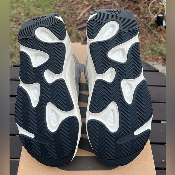 Adidas Yeezy 700 V2 Static - Picture 5 of 8